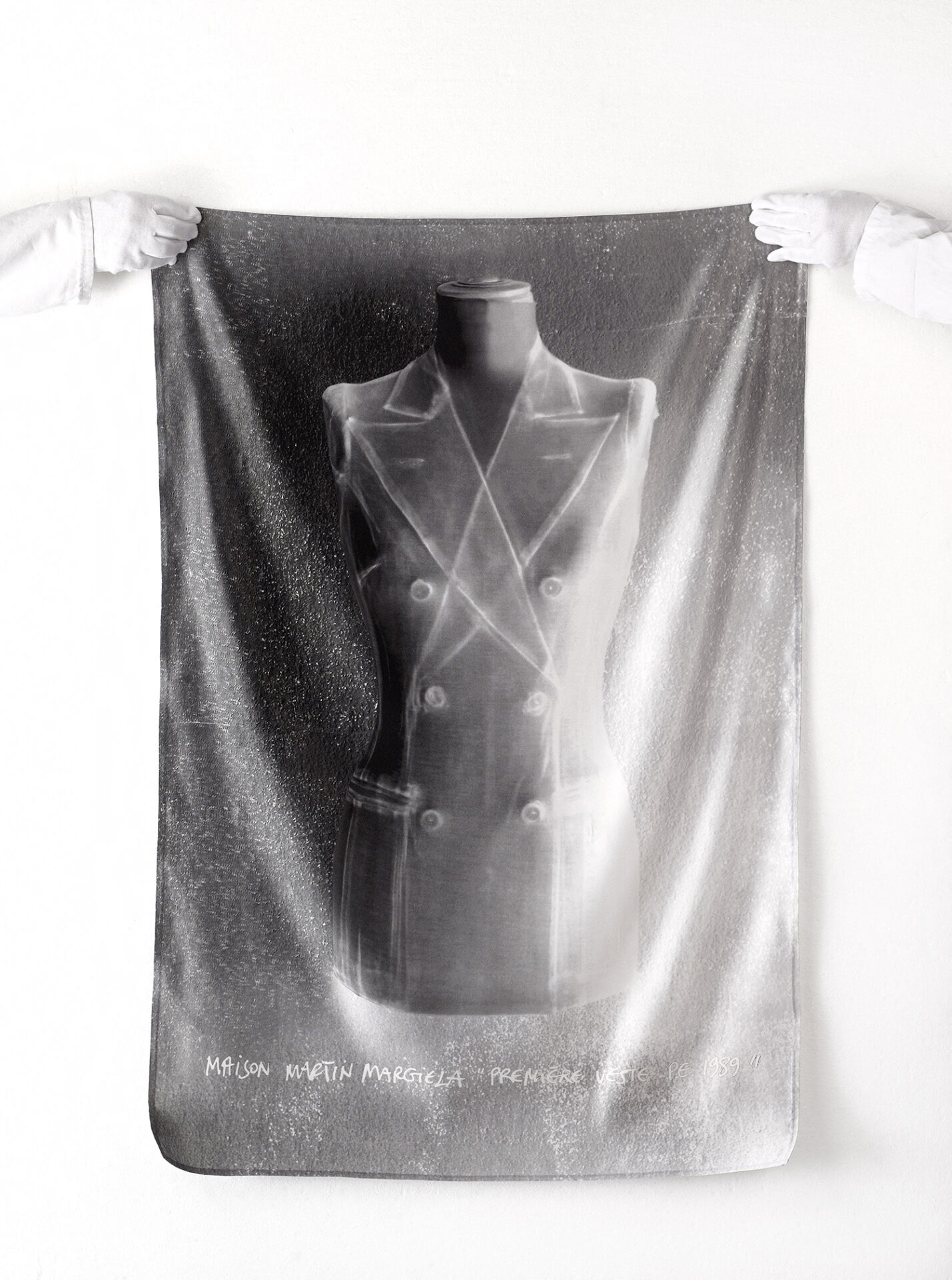 Martin Margiela, poster porté en robe, Printemps-été 2009 Satin de soie imprimé, motif d’une veste issue de la première collection de Margiela Martin Margiela, poster worn as a dress, Spring-summer 2009 Printed silk satin © Françoise Cochennec / Galliera / Roger-Viollet